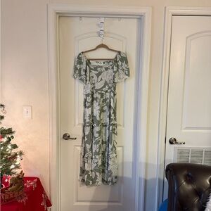 Chic Floral Maxi Dress in Green